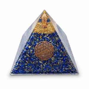 Op de afbeelding: Een blauw-gouden piramidevormige orgone-energiegenerator. De piramide is gemaakt van blauwe lapis lazuli stenen en goudvlokken. Bovenop zit een koperen spiraal en aan de voorkant een koperen bloem des levens symbool.