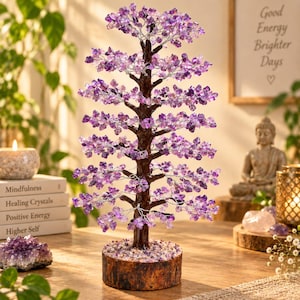 Könnte beinhalten: Eine dekorative Baumskulptur mit einem dunkelbraunen Stamm und Ästen, die mit zahlreichen kleinen, violetten Amethyst-Kristallsplittern verziert sind. Der Baum steht auf einem runden Holzsockel, der mit kleinen, hellen Steinsplittern bedeckt ist.