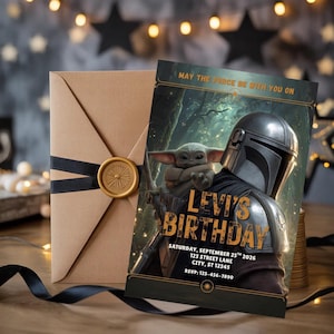 K&ouml;nnte beinhalten: Eine Geburtstagseinladung mit The Mandalorian und Grogu, mit dem Text "Levi's Birthday". Die Einladung wird mit einem Kraftpapierumschlag mit goldenem Wachssiegel und schwarzem Band kombiniert. Die Einladung enth&auml;lt Datum, Uhrzeit und RSVP-Informationen.
