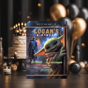 K&ouml;nnte beinhalten: Eine rechteckige Geburtstagseinladungskarte mit einer gr&uuml;nen Kreatur mit gro&szlig;en Ohren und einer silbergepanzerten Figur im Hintergrund. Der Text lautet: THIS IS THE WAY... TO LOGAN'S BIRTHDAY, SATURDAY 12 DECEMBER, PLACE, TIME, ADDRESS, CITY, STATE ZIP, RSVP 123-456-7890.