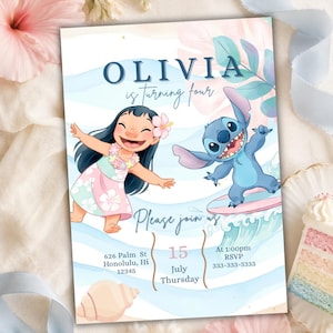 Puede incluir: Una colorida invitación con los personajes Lilo y Stitch. La invitación dice "OLIVIA cumple cuatro años" con detalles del evento. El diseño incluye olas de acuarela, hojas tropicales y una ilustración de concha. Los tonos rosa y azul dominan el diseño.