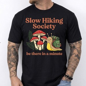 Slow Hiking Unisex T-shirt, Slow Hiking Society be there in a minute, Backpacking Snail, Mushroom & Ferns, Whimsical Forestcore Bild 9