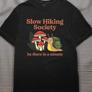 Slow Hiking Unisex T-shirt, Slow Hiking Society be there in a minute, Backpacking Snail, Mushroom & Ferns, Whimsical Forestcore Bild 2