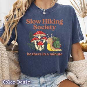 Slow Hiking Unisex T-shirt, Slow Hiking Society be there in a minute, Backpacking Snail, Mushroom & Ferns, Whimsical Forestcore Bild 13