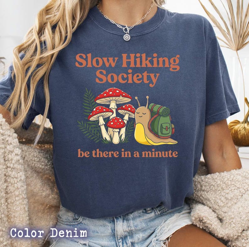 Slow Hiking Unisex T-shirt, Slow Hiking Society be there in a minute, Backpacking Snail, Mushroom & Ferns, Whimsical Forestcore Bild 13