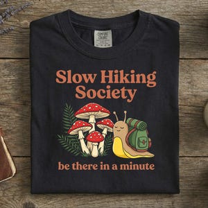 Slow Hiking Unisex T-shirt, Slow Hiking Society be there in a minute, Backpacking Snail, Mushroom & Ferns, Whimsical Forestcore Bild 16