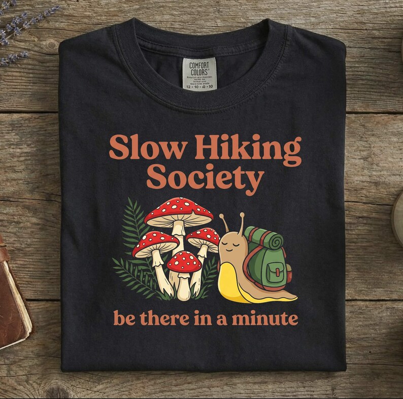 Slow Hiking Unisex T-shirt, Slow Hiking Society be there in a minute, Backpacking Snail, Mushroom & Ferns, Whimsical Forestcore Bild 16
