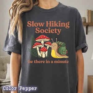Slow Hiking Unisex T-shirt, Slow Hiking Society be there in a minute, Backpacking Snail, Mushroom & Ferns, Whimsical Forestcore Bild 1