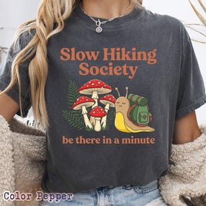 Slow Hiking Unisex T-shirt, Slow Hiking Society be there in a minute, Backpacking Snail, Mushroom & Ferns, Whimsical Forestcore Bild 7
