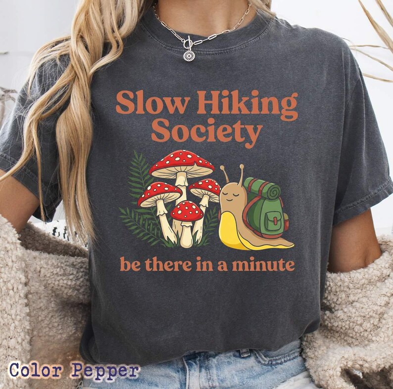 Slow Hiking Unisex T-shirt, Slow Hiking Society be there in a minute, Backpacking Snail, Mushroom & Ferns, Whimsical Forestcore Bild 7