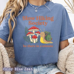 Slow Hiking Unisex T-shirt, Slow Hiking Society be there in a minute, Backpacking Snail, Mushroom & Ferns, Whimsical Forestcore Bild 11