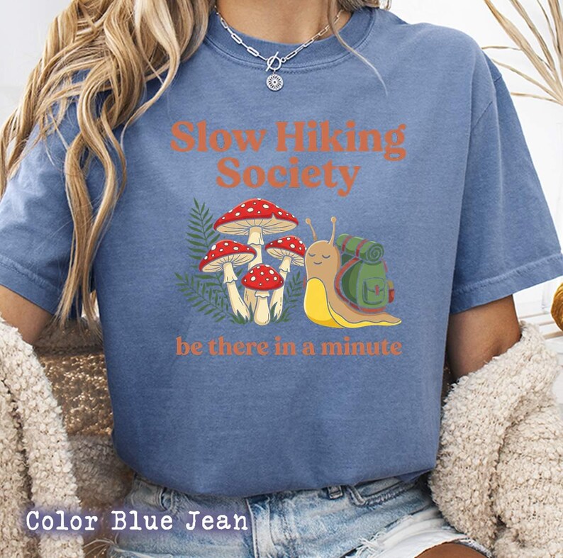 Slow Hiking Unisex T-shirt, Slow Hiking Society be there in a minute, Backpacking Snail, Mushroom & Ferns, Whimsical Forestcore Bild 11