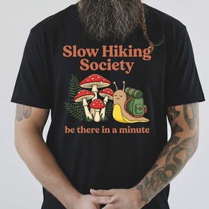 Slow Hiking Unisex T-shirt, Slow Hiking Society be there in a minute, Backpacking Snail, Mushroom & Ferns, Whimsical Forestcore Bild 10