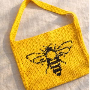 Bee Tapestry Crochet Shoulder Bag Pattern | Stranded Colorwork Motif (PDF Download)