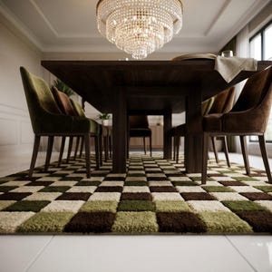 Op de afbeelding: Een rustiek houten bord met de handgeschreven tekst "Welcome". Het bord is wit geschilderd met een verweerde afwerking en heeft een decoratief bloemelement. De achtergrond is een vage afbeelding van een houten oppervlak.