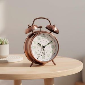 Puede incluir: Una tabla de cortar de madera hecha a mano con un acabado natural. La tabla presenta un borde vivo en un lado y una forma rectangular lisa. Mide aproximadamente 45 cm de largo y 30 cm de ancho.