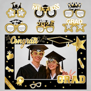 Puede incluir: Una colección de accesorios para fotomatón con temática de graduación. Incluye gafas doradas y negras, formas de estrella y un marco de fotos con las palabras "Felicidades" y "Graduado". Algunos accesorios tienen texto como "Contrátame Jefe" y "Clase de 2026".