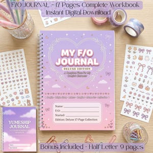 Puede incluir: Un diario de espiral morado y rosa titulado My F/O Journal Deluxe Edition con un gráfico de corazón, rodeado de hojas de pegatinas, cinta washi, un portalápices y clips. La portada incluye secciones para nombre, F/O y fecha de inicio.