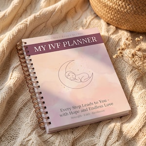 以下が含まれることがあります： Becoming Pages StudioによるMY IVF PLANNERというタイトルのスパイラル綴じプランナー。表紙は淡いピンクの水彩画風の背景で、三日月に眠る赤ちゃんの線画イラストと、Every Step Leads to You - with Hope and Endless Loveというテキストが描かれています。