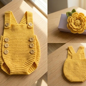 Könnte beinhalten: Handgemachter, gelber Baby-Strampler aus Häkelarbeit mit Holzknöpfen. Der Strampler hat ein klassisches Design mit Trägern und Knopfverschlüssen. Eine gelbe Häkelblume mit grünen Blättern liegt auf einer weißen Schachtel.