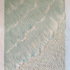 Peut inclure: Une œuvre d'art murale rectangulaire texturée avec une division diagonale. La section supérieure gauche présente des coups de pinceau empâtés vert menthe clair et blanc, tandis que la section inférieure droite a une texture plâtreuse rugueuse.