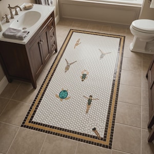 Pode incluir: Um mosaico de piso retangular com um fundo de azulejos hexagonais brancos e uma borda marrom escura e bege. O mosaico inclui figuras de azulejos incrustados de uma tartaruga marinha e vários nadadores em diversas posições.