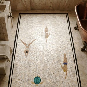 Può includere: Un mosaico rettangolare per pavimenti con un motivo a ventaglio in piastrelle color crema e beige. Il design include tre figure in posizioni di nuoto e una tartaruga marina verde, bordato da una cornice nera. Appare il testo Bilitiles Mosaic Studio.