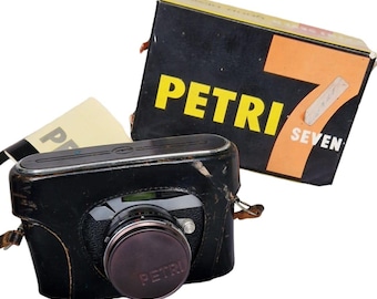 1970年代のヴィンテージ Petri FT 35 mm フィルムカメラ（革製ケース