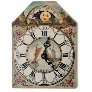 Puede incluir: Un reloj de pared con esfera color crema, números romanos negros y marcadores de minutos arábigos. El centro muestra un velero y un molino. Arriba, un dial de fase lunar presenta un rostro y los números del 10 al 29,5. Motivos florales decoran las esquinas.