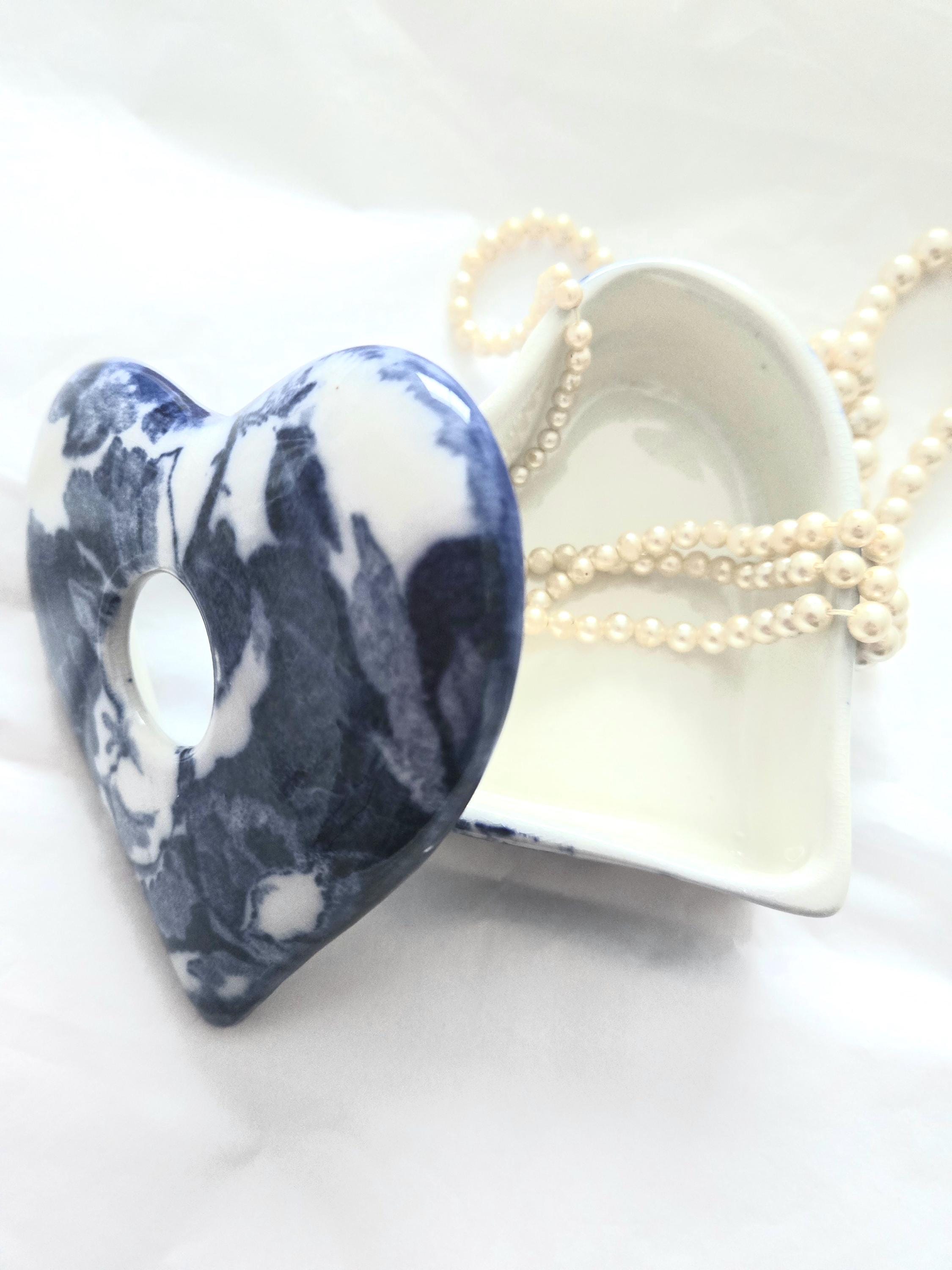 Antique heart shaped trinket box by Staffordshire ironstone flo-blue with finger hole, excellent condition
