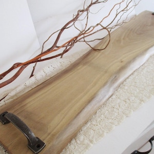 Planche à charcuterie de 37 po. avec poignées, bords vifs en noyer avec poignées forgées, scellé de qualité alimentaire, finition lisse, personnalisé