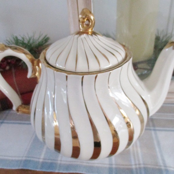 Sadler swirl teapot in cream with gold striping, 5-6 cup tea maker, tea parties, high tea, excellent condition