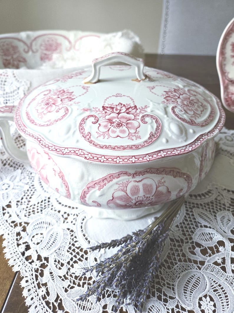 Antique semi-porcelain English chamber pot with lid, DudsonWilcox&Till, good condition, see description
