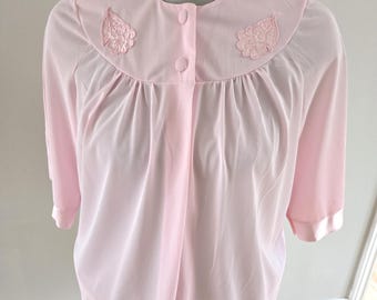 Vintage rosa Nylon Dessous Bettjacke, sehr sauber und in gutem Zustand