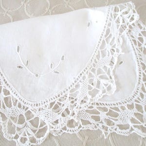 Vintage Deckchen aus Baumwolle und Spitze, 43 cm x 25 cm, ovale Form, feine Stickerei, sehr sauberer Zustand