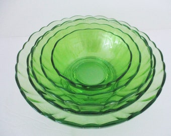 5 green Anchor Hocking serving bowls, green glass bowls,  excellent condition