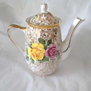 Vintage 24 oz. teapot, cottage decor, display, excellent condition