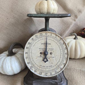 Vintage rustic kitchen scales by Universal, Made in USA, working condition, rustic