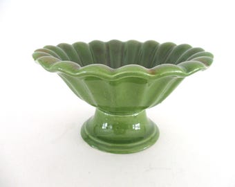 Cuenco de pedestal de cerámica vintage: diseño de concha y hoja verde, fabricado en Canadá