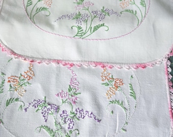 Runner da tavola vintage bianco ricamato a mano, 35,5 x 94,5 cm, in ottime condizioni.