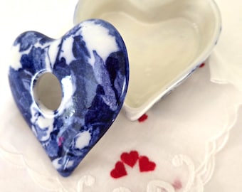 Joyero antiguo de piedra de hierro con forma de corazón, de 7,6 cm x 3,8 cm, fabricado en Staffordshire, en excelente estado.