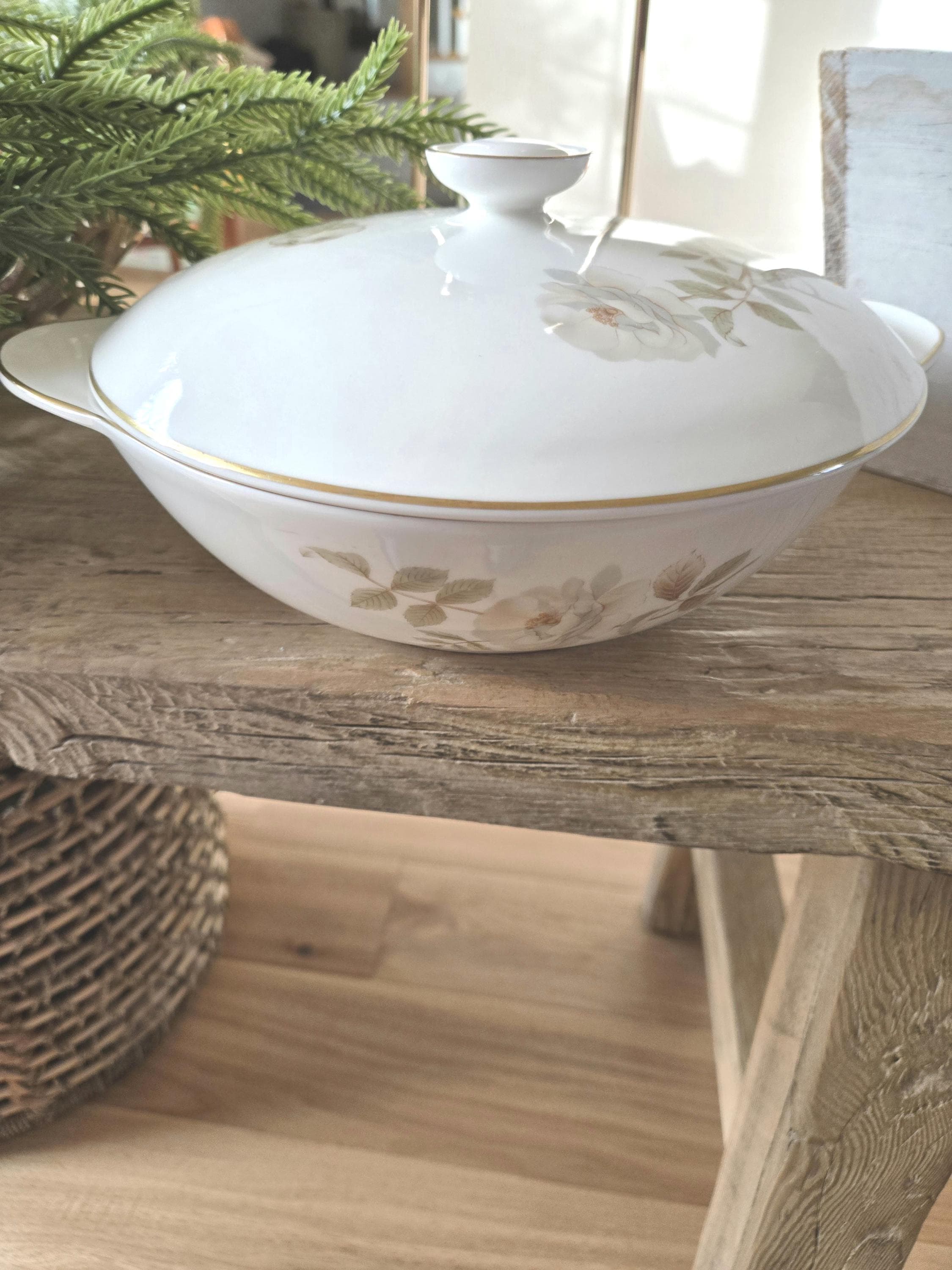 1980's Royal Doulton 1 quart serving bowl with lid, Yorkshire Rose pattern, new condition