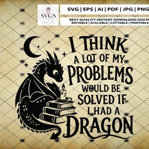 Op de afbeelding: Een zwart digitaal grafisch ontwerp met een draak die naast een stapel van drie boeken zit met een brandende kaars erop. De tekst luidt, I THINK A LOT OF MY PROBLEMS WOULD BE SOLVED IF I HAD A DRAGON. Een maansikkel en sterren zijn zichtbaar.