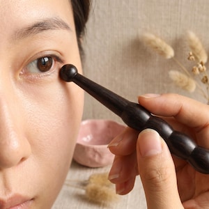 Herramienta de masaje facial de sándalo macizo: raspador de puntos de acupuntura, lápiz aplicador de crema