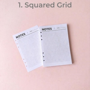 Może przedstawiać: Zestaw trzech ceramicznych kubków z nakrapianym, matowym wykończeniem. Kubki są w odcieniach kremu, jasnoszarym i ciemnoszarym. Każdy kubek ma prosty, minimalistyczny design i zaokrąglony uchwyt.