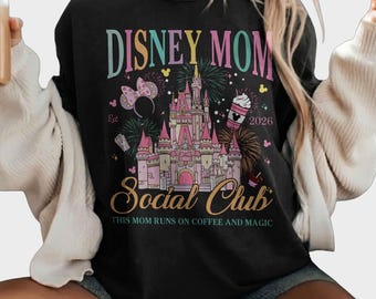 Vintage Disney Mom Social Club Shirt Diese Mutter läuft auf Kaffee & Magie Magical Mom Shirt, WWW Disneyland Reise Geschenk für Mutter Tee
