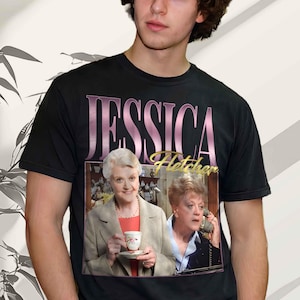 Puede incluir: Camiseta negra con un gráfico retro de Jessica Fletcher de "Se ha escrito un crimen". El diseño incluye el nombre "JESSICA" en rosa y "Fletcher" en dorado, además de dos imágenes del personaje. Una camiseta clásica para los fans de la serie.