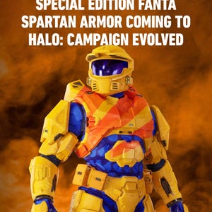 Könnte beinhalten: Ein Spartan-Rüstungsanzug mit gelb-orangem Diagonalstreifenmuster, blauen Details am Unteranzug und einem dunkelvioletten Visier. Der Text darüber lautet: SPECIAL EDITION FANTA SPARTAN ARMOR COMING TO HALO: CAMPAIGN EVOLVED.