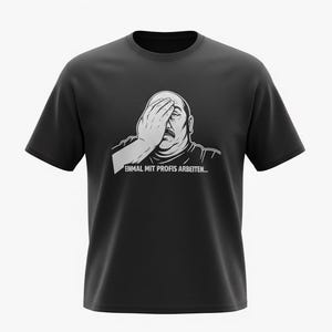 Könnte beinhalten: Schwarzes T-Shirt mit einer weißen Grafik eines Mannes, der sich die Augen verdeckt. Die Grafik enthält einen Schnurrbart und den Text "EINMAL MIT PROFIS ARBEITEN..." in Weiß. Das Shirt hat kurze Ärmel und einen Rundhalsausschnitt.