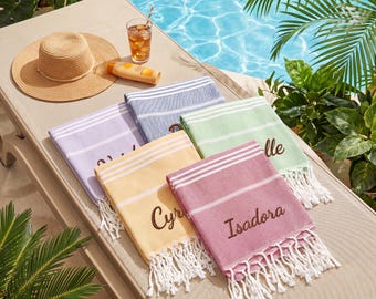 Telo mare personalizzato con nome e nappe, asciugamano turco ricamato personalizzato, telo da bagno ad asciugatura rapida, regalo per damigella d'onore, regalo per lei